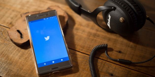 FlashTweet's tweet photo. [#BonusTweet] 🤔#Twitter envisage de supprimer le bouton «j'aime» pour apaiser le débat https://t.co/H1YyJaFpr7 v/@HuffPostQuebec 

#FlashTweet

#socialmedia #reseauxsociaux #TwitterButtonsWeReallyNeed #transfoNum #digital #usage https://t.co/XsIurdvnzn