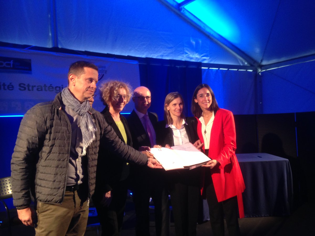 CfcpFrance's tweet photo. Signature le 26/10/2018 du Contrat Stratégique de Filière « Chimie et Matériaux » en présence de trois Ministres. https://t.co/jm2pUvA2Wk