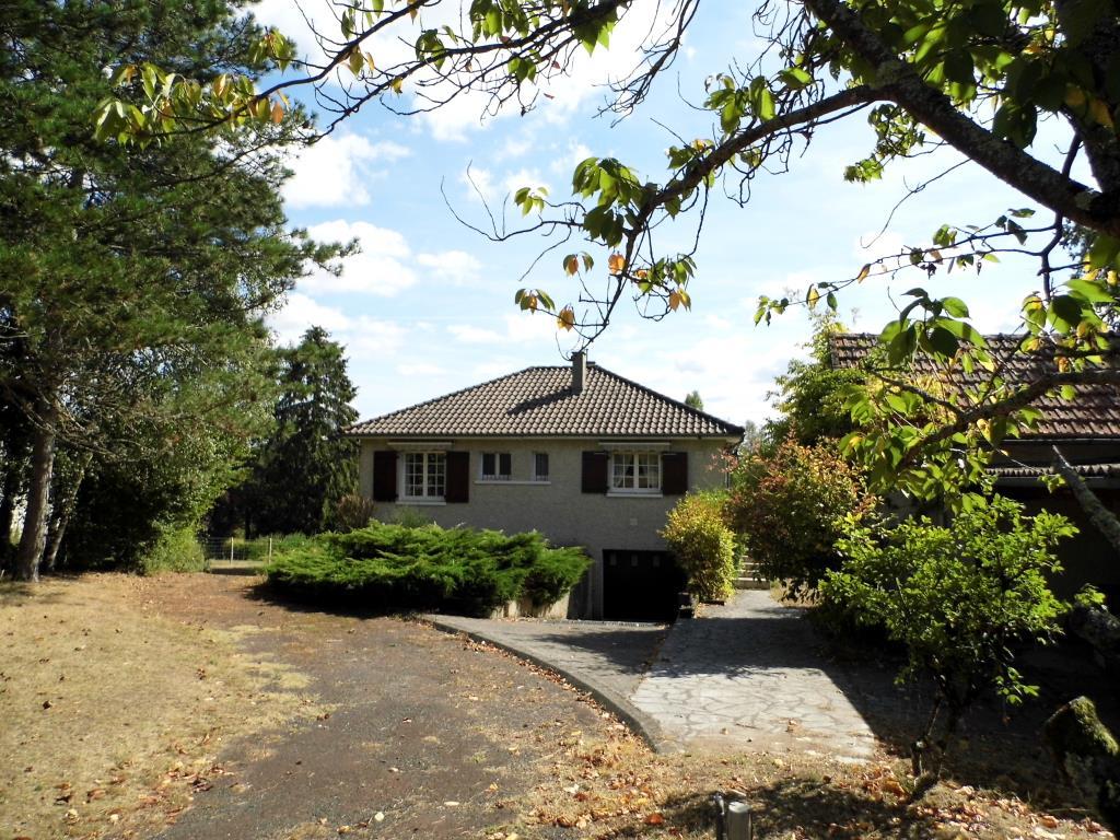 1st4FrenchProp's tweet image. Property in #MONTMORILLON, #Poitou_Charentes, 149,100 euros  £132,383: Ref: 32628vm; Situated in a green and quiet corner of the town of #Montmorillon this property offers over 105m² of living space. There are four bedrooms, living/dinning room with fire… dlvr.it/QpxKb3