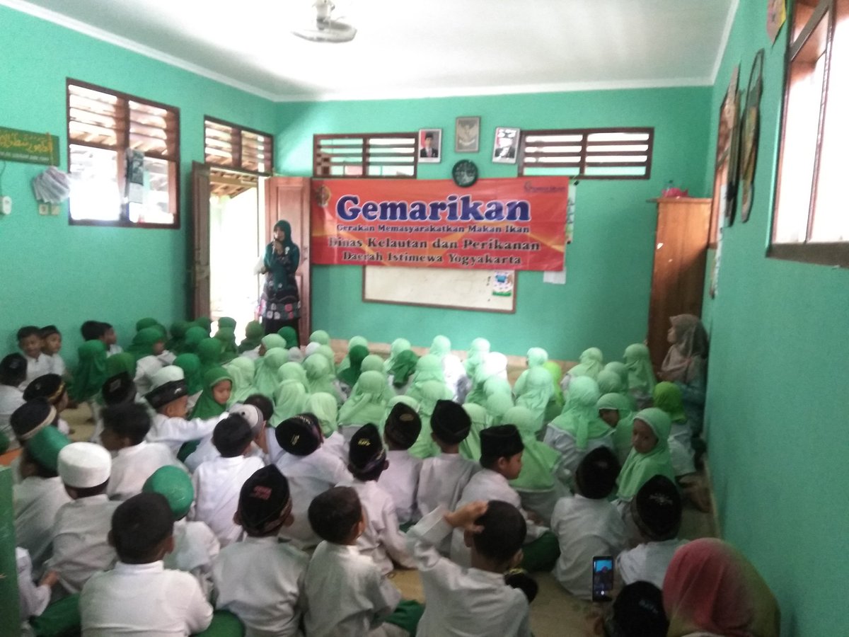 JogjaPkb's tweet photo. Sosialisasi gemar makan ikan dan lomba mewarnai yang diselenggarakan oleh Dinas Kelautan dan Perikanan Daerah istimewa Yogyakarta bekerja sama dengan DPRD provinsi DIY komisi B, Drs. Aslam Ridlo, M.Ap. di TK Masyitoh Segoroyoso.
@AslamRidlo 
@PKB1BANTUL 
@dpwpkbdiy https://t.co/wphTKaKya7