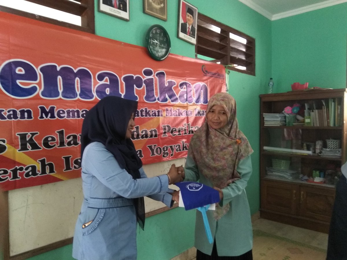 JogjaPkb's tweet photo. Sosialisasi gemar makan ikan dan lomba mewarnai yang diselenggarakan oleh Dinas Kelautan dan Perikanan Daerah istimewa Yogyakarta bekerja sama dengan DPRD provinsi DIY komisi B, Drs. Aslam Ridlo, M.Ap. di TK Masyitoh Segoroyoso.
@AslamRidlo 
@PKB1BANTUL 
@dpwpkbdiy https://t.co/wphTKaKya7
