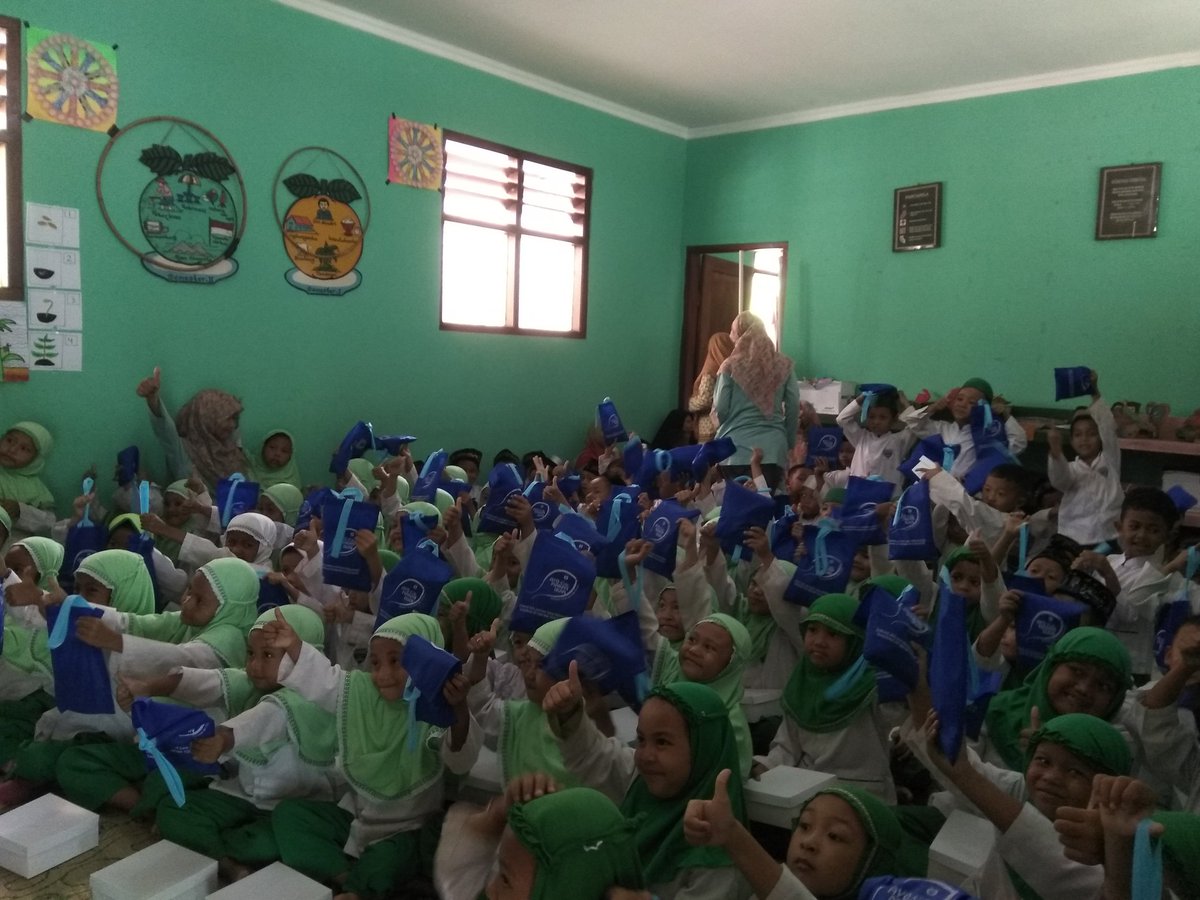 JogjaPkb's tweet photo. Sosialisasi gemar makan ikan dan lomba mewarnai yang diselenggarakan oleh Dinas Kelautan dan Perikanan Daerah istimewa Yogyakarta bekerja sama dengan DPRD provinsi DIY komisi B, Drs. Aslam Ridlo, M.Ap. di TK Masyitoh Segoroyoso.
@AslamRidlo 
@PKB1BANTUL 
@dpwpkbdiy https://t.co/wphTKaKya7