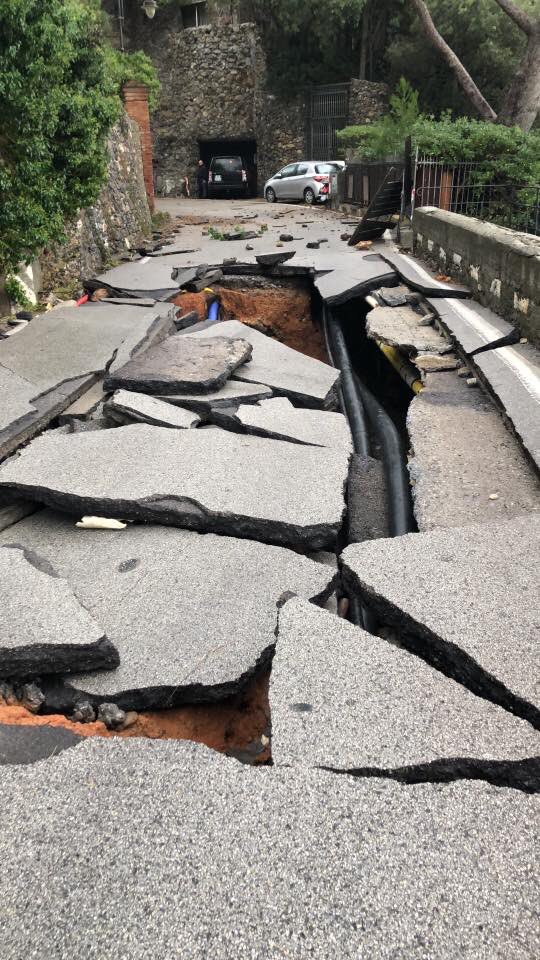 ailofglitters's tweet photo. Spookweer gisteren in #Italie heeft veel schade aangericht ... 🙁 😢#Portofino #Santamargheritaligure https://t.co/yWJYsuIfjO