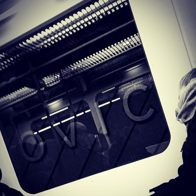 Medvidekpu's tweet image. Za zrcadlem #mirror #window #metrogram #mhd #praha #people