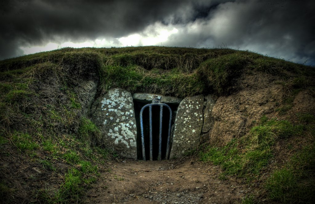 Entrance passage to Mound of the Hostages on Hill of Tara in Co  #Meath is aligned with the rising sun around  #Samhain! Also illuminated at Imbolc (1st Feb). The Mound of the Hostages is a Neolithic structure, built 3350-2800 BC. c 250-500 bodies buried in the mound!  #Halloween