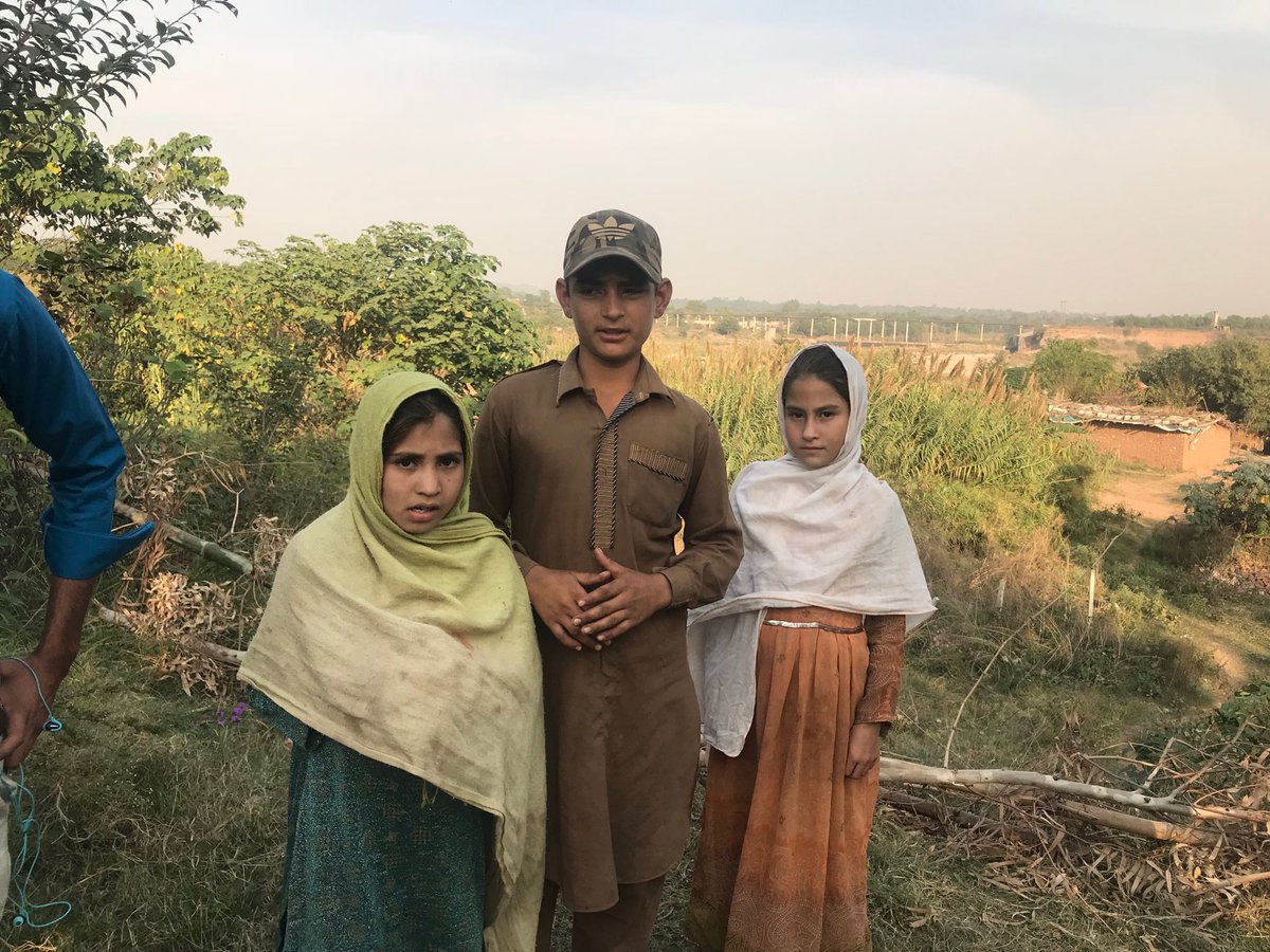 91Shahji's tweet photo. On the left: #AzamSwati--the guy who loves his farmhouse too much

On the right: Three children whose parents have been locked up because their cow wandered into a federal minister's farmhouse. https://t.co/43boNdzLDq