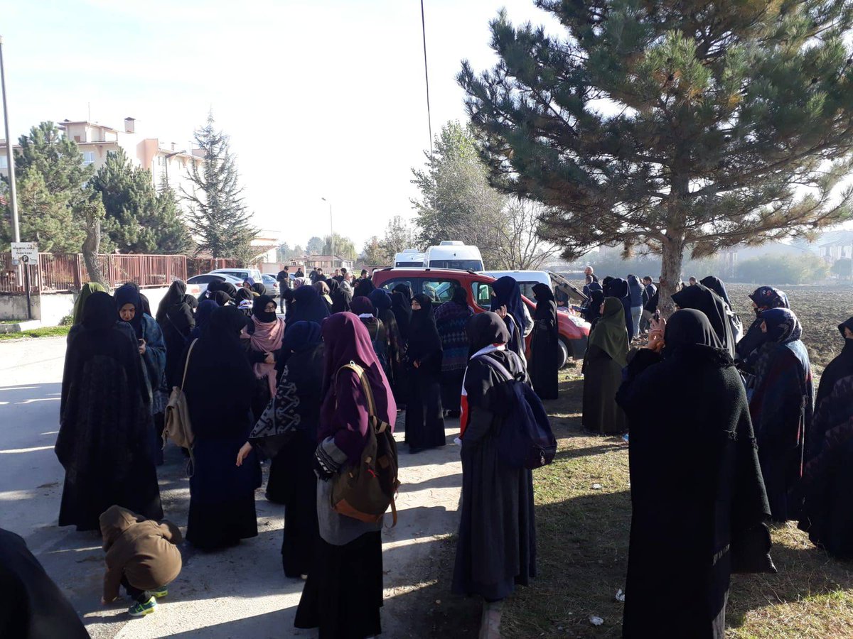 MedyaFurkan's tweet photo. Alparslan Kuytul Hocaefendi'nin sevenleri 8 Kasım mahkemesi öncesi son kapalı görüş gününde Bolu'ya giden eşi ve yakınlarını bugün de yalnız bırakmadı.

#8Kasım
#HocamİçinBirGül

Canlı Yayın:
https://t.co/mY1Zsfa9Pd https://t.co/94LqnrZcxU