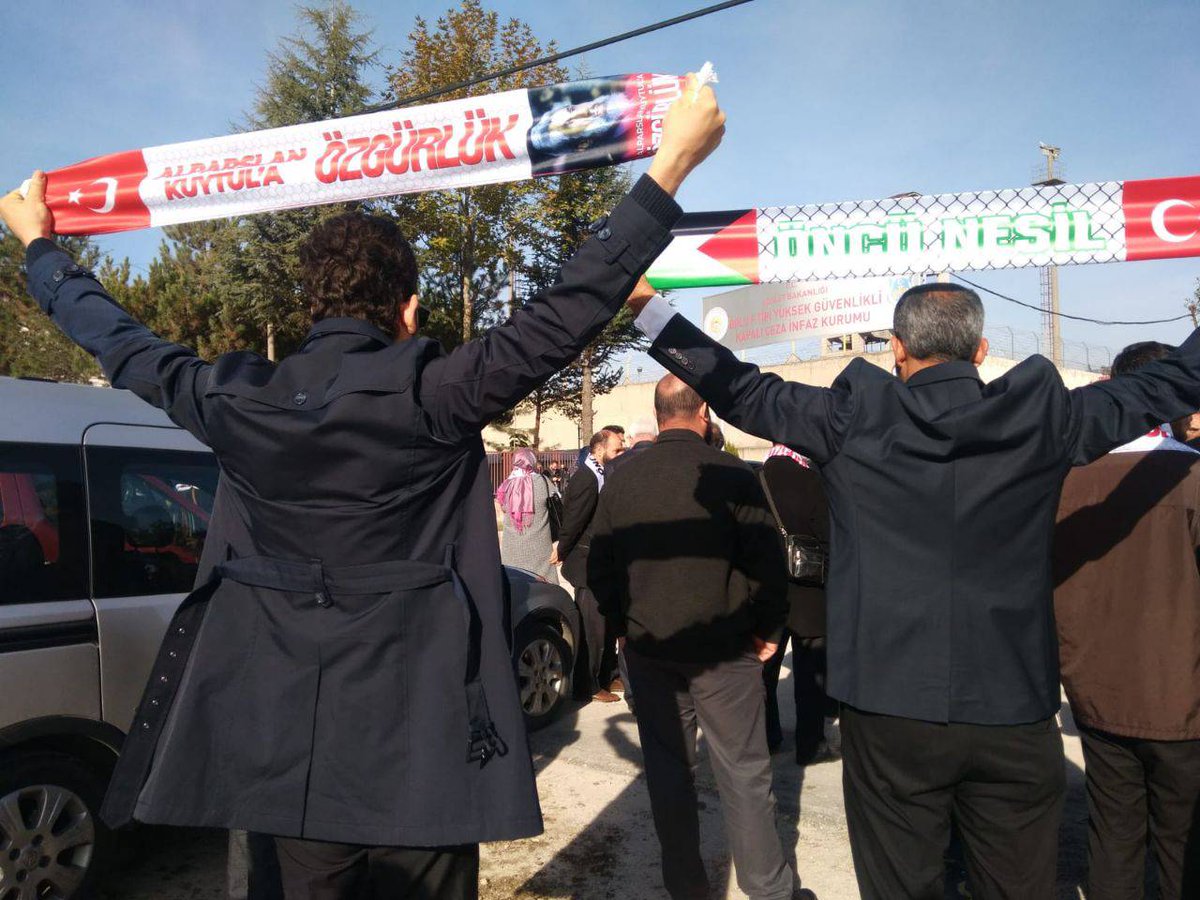 MedyaFurkan's tweet photo. 8 Kasım mahkemesi öncesi Alparslan Kuytul Hocaefendi'nin sevenlerinden cezaevi önünde yoğun katılım

#8Kasım
#HocamİçinBirGül

Canlı Yayın:
https://t.co/mY1Zsfa9Pd https://t.co/myh2HEyNM4