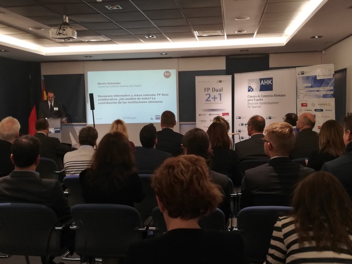 AHK_es's tweet photo. Nuestro Dircom, Martin @SchneiderArteag, inaugura el desayuno informativo #JoinVET: "La #FPDual se ha convertido en uno de los pilares estratégicos para adecuar las competencias del talento joven a la evaluación acelerada de las empresas" https://t.co/U89g2us0xV