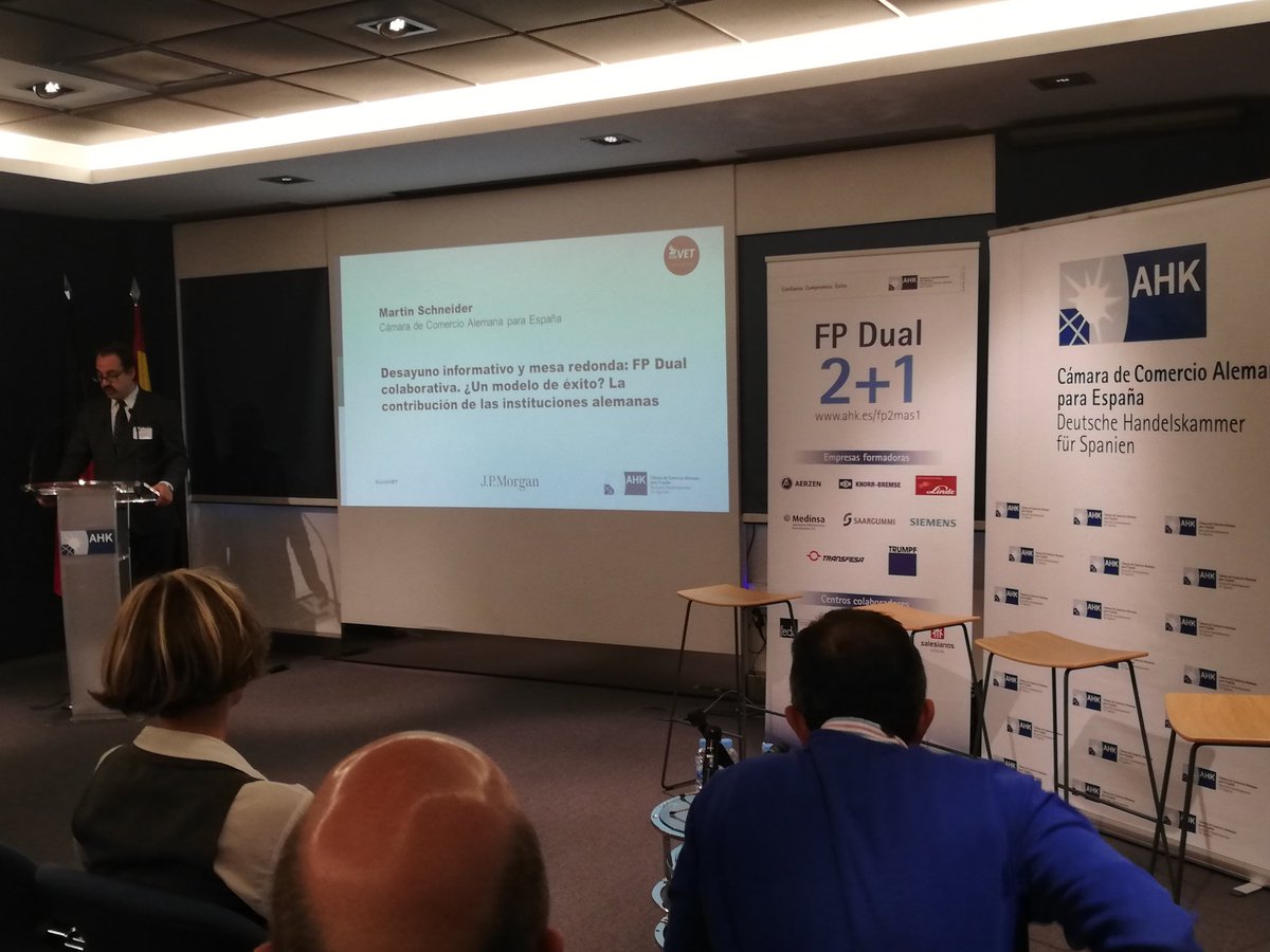 AHK_es's tweet photo. Nuestro Dircom, Martin @SchneiderArteag, inaugura el desayuno informativo #JoinVET: "La #FPDual se ha convertido en uno de los pilares estratégicos para adecuar las competencias del talento joven a la evaluación acelerada de las empresas" https://t.co/U89g2us0xV