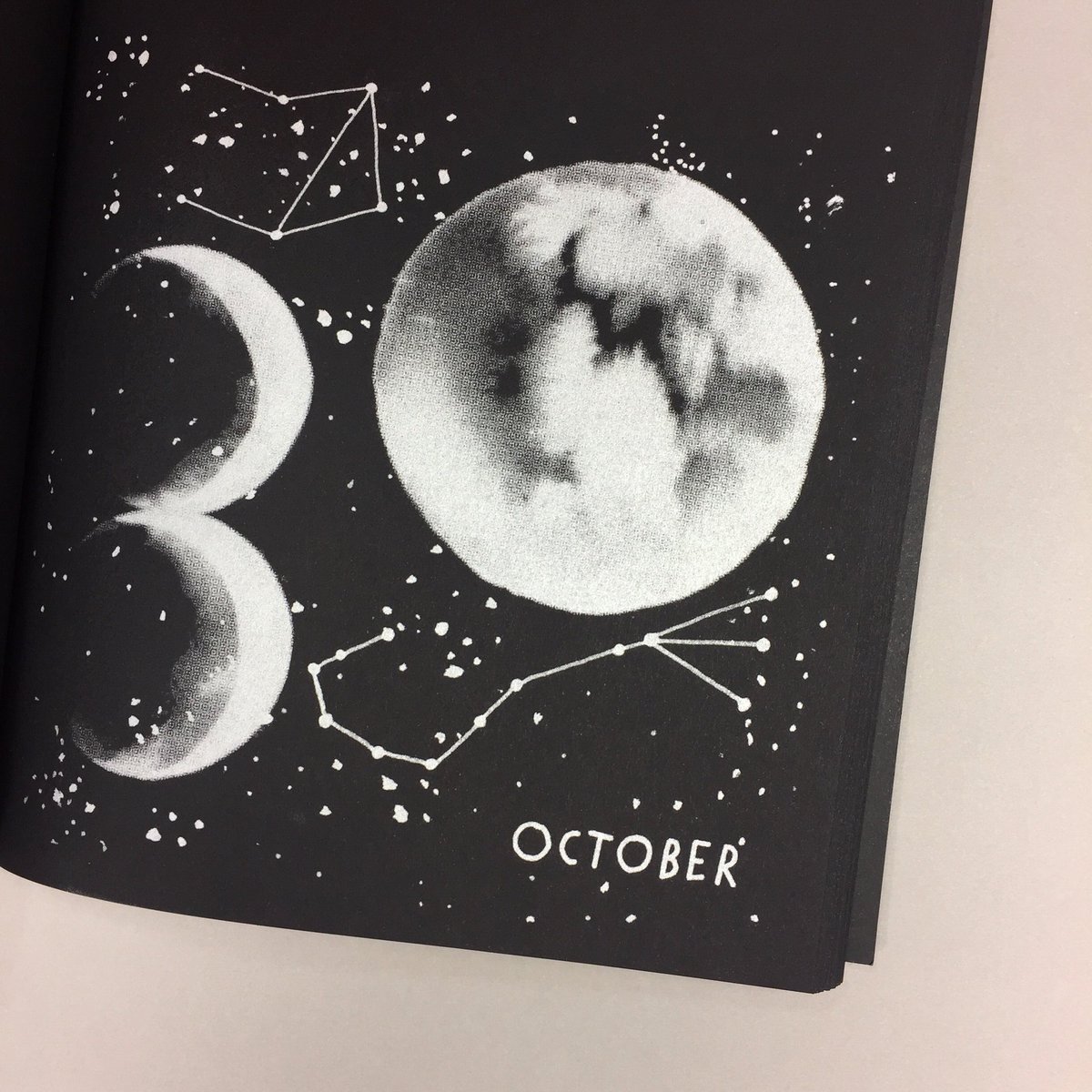 FedrigoniUK's tweet photo. October 30
Alice Moloney
This illustration was inspired by the shape of the moon changing over the course of a month, from a waning crescent to a glowing full moon.

#Fedrigoni365 @alicemoloney

Background:
Ispira in Grigio Londra https://t.co/aRjCqKEb31