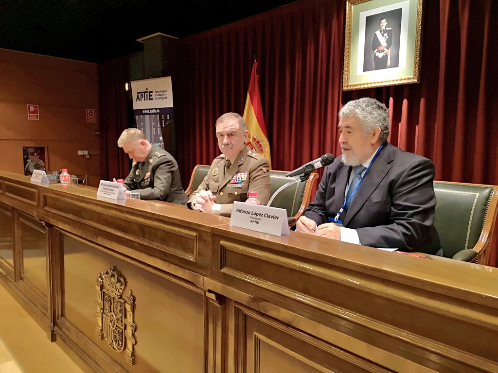 elradar_APTIE's tweet photo. Tras la intervención de Alfonso López (dcha), presidente de #APTIE, inaugura el Congreso el gral Díaz de Otazu (centro), subdirector general de Planificación y Medio Ambiente del @Defensagob.
#EnergíaDefensa https://t.co/laUnQpk6JP