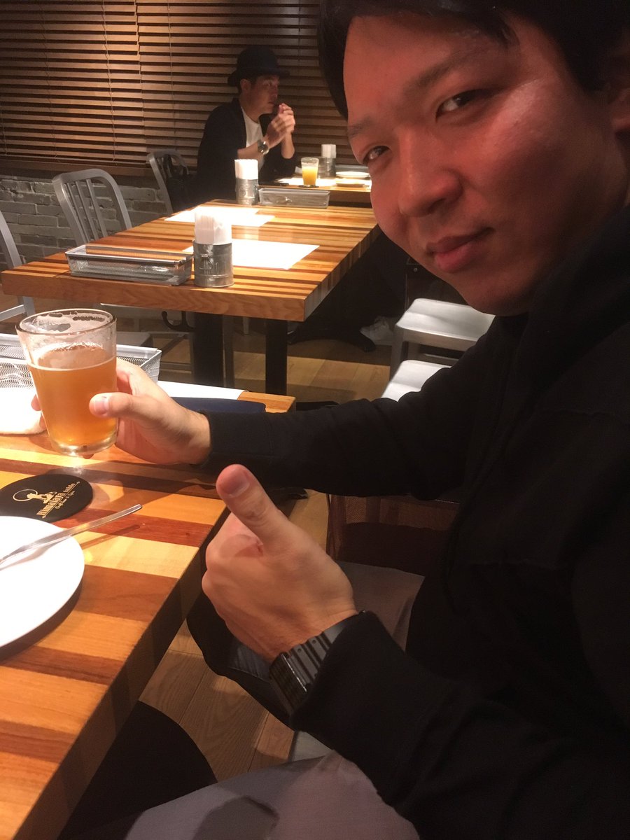 hiyukinew's tweet photo. コミュニケーション講座をしている最中の写真が一枚も無く、ただ懇親会で、てっく（@techxtechxtech ）さんとビールを楽しんでるだけの講座に見える��

えむ（@emu252539 ）さんもありがとうございます😊

#奈良醸造さんは良い
#ヒマラヤテーブル
#BarEclipse
#また、お酒の世界に引き入れてしまった https://t.co/bpRLnxsx2I