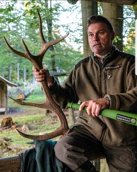 Tasso Wolzenburg – Vierfacher Deutscher Meister im Hirschrufen – sendete uns Bilder seiner Hirschbrunft Führung durch das Waldland Hohenroth. 🌲🦌
Tasso Wolzenburg führte seine Besucher über die informativen Themen-Pfade zu den Brunftplätzen der Rothirsche.