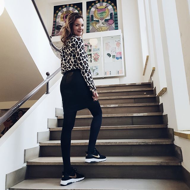 Blogbymar's tweet image. A woman with good shoes is never ugly - Coco Chanel👟👟
&amp;gt;
Blij met mijn nieuwe #nikes die ik van @omoda mocht uitzoeken! Sowieso was ik op deze foto blij omdat ik net een hele leuke sessie had gehad in dit prachtige pand in Haarlem...
.
.
.
.
#fabiennechapot #omoda #dutchblogg…