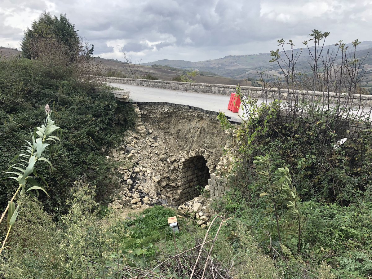gpp_rizzo's tweet photo. Un #ponte crollato, #viabilità alternativa dissestata. Tre comuni - #Limosano, #SantAngeloLimosano e #SanBiase - condannati all’isolamento. Nessuna soluzione per l’inverno. @TgrMolise @TgrRai https://t.co/U7dSwmiERG