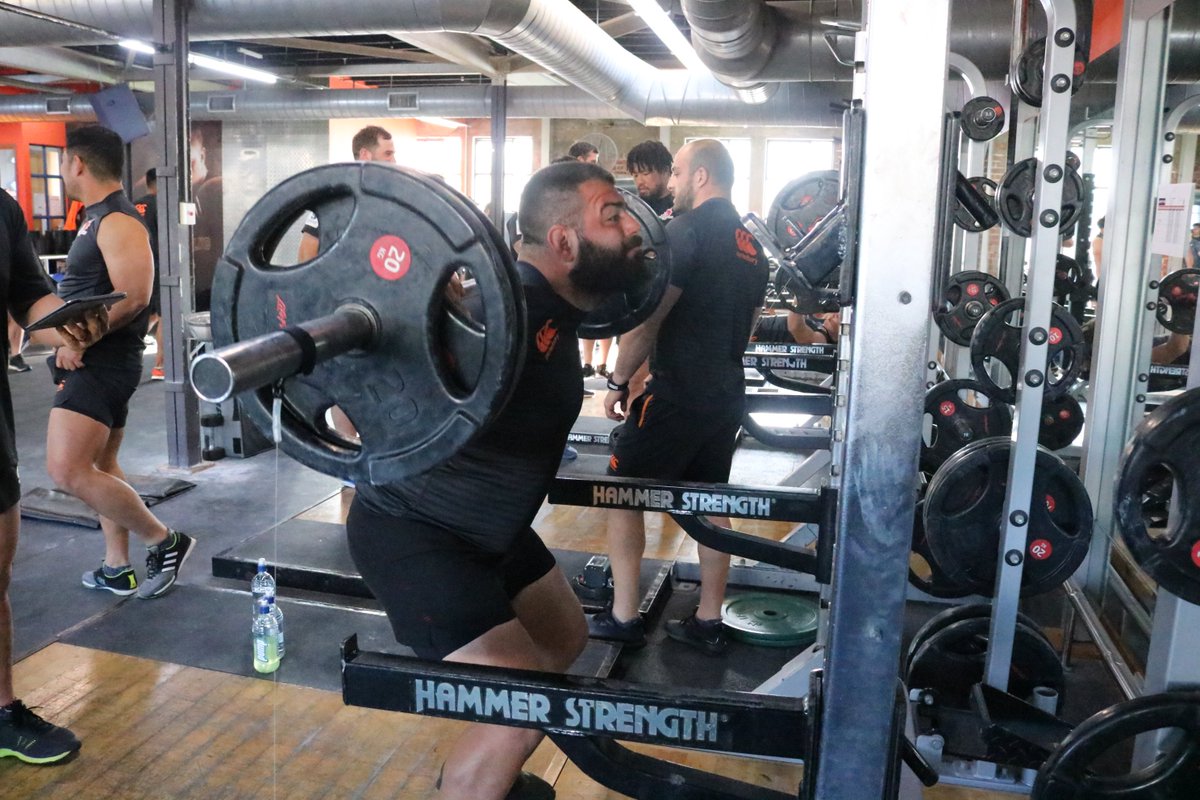 sunwolves's tweet photo. 【Looking Back on the Sunwolves 2018】ニュージーランド遠征中のウェイトトレーニングの様子。この日は測定も行われ、選手が自己ベストを更新する度にジム内には『PB(Personal Best)!』の声が響いていました。
#SuperRugby #Sunwolves #5beyond2019 #Awoooo #WeightSession #tbt https://t.co/kZ8p2sLeE7