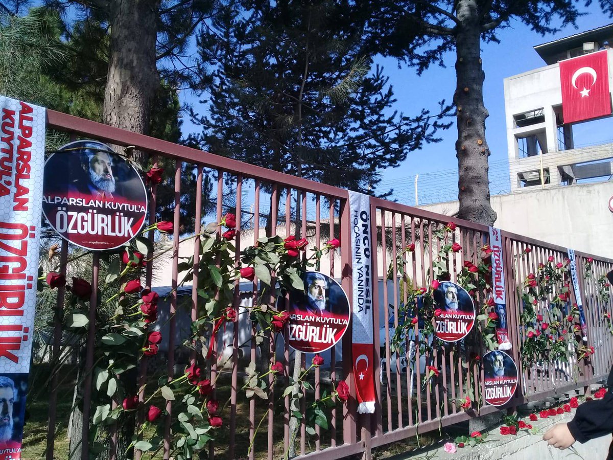 MedyaFurkan's tweet photo. Alparslan Kuytul Hocaefendi'nin sevenleri Bolu F Tipi Cezaevi önünde sabırla beklemeye devam ediyor.

#8Kasım
#HocamİçinBirGül

Canlı Yayın:
https://t.co/mY1Zsfa9Pd https://t.co/MtKNlmTOuS