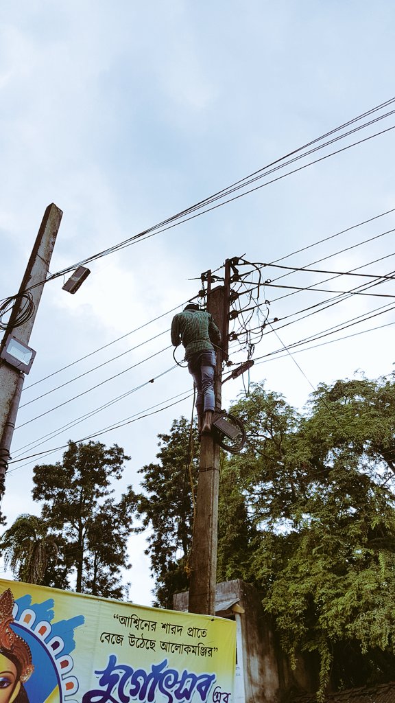 sahilverma_96's tweet photo. Value of life in West Bengal and excellent safety equipment provided by West Bengal Electricity Board !!
@MinOfPower
@MamataOfficial
@KolkataPolice

Location: Bakrahat, South 24 Paragnas, West Bengal https://t.co/t1OK0CRdpI