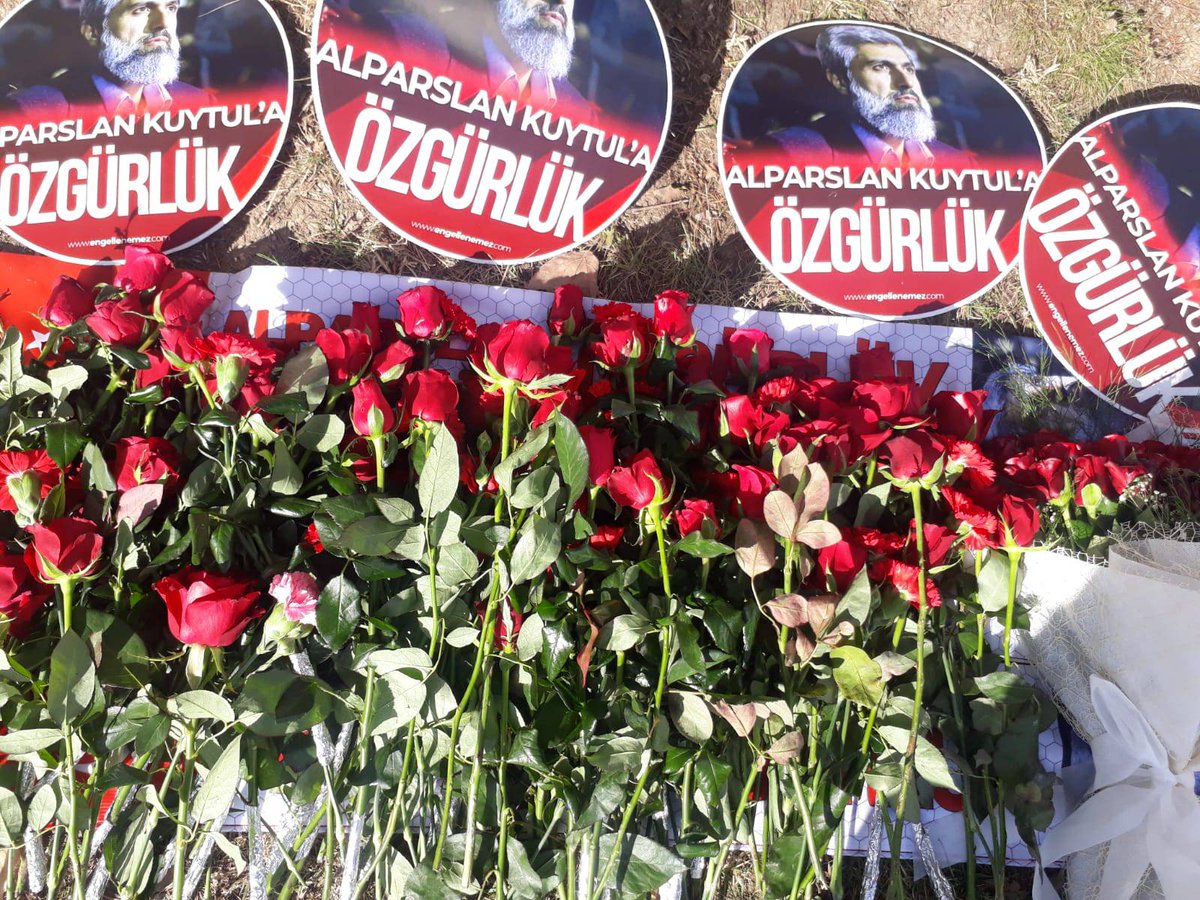 MedyaFurkan's tweet photo. Öncü Nesil Bolu F Tipi Cezaevi önüne gül bırakarak Hocasına destek veriyor.

#8Kasım
#HocamİçinBirGül

Canlı Yayın:
https://t.co/mY1Zsfa9Pd https://t.co/rbDJr1kZtW