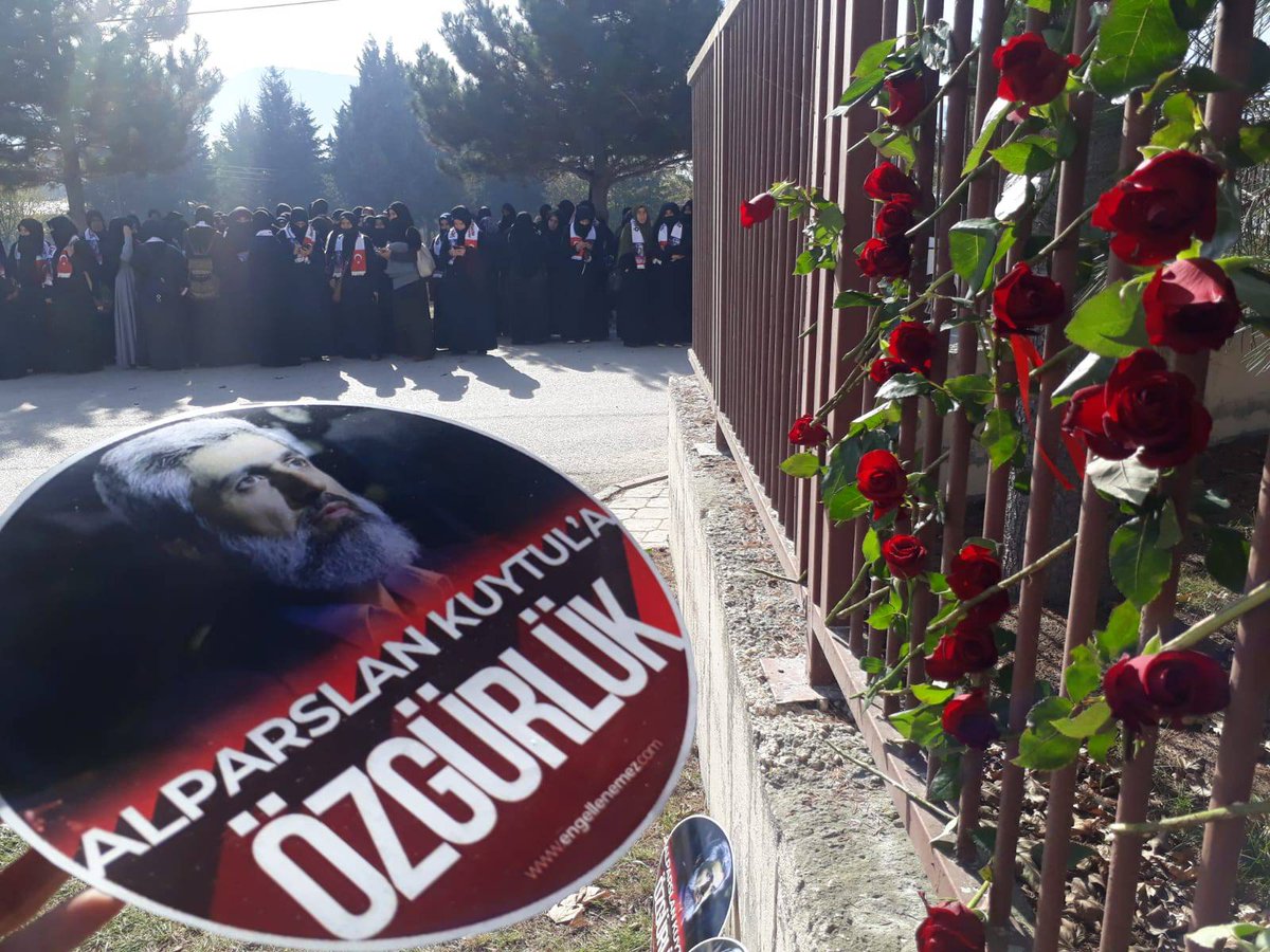 MedyaFurkan's tweet photo. Öncü Nesil Bolu F Tipi Cezaevi önüne gül bırakarak Hocasına destek veriyor.

#8Kasım
#HocamİçinBirGül

Canlı Yayın:
https://t.co/mY1Zsfa9Pd https://t.co/rbDJr1kZtW