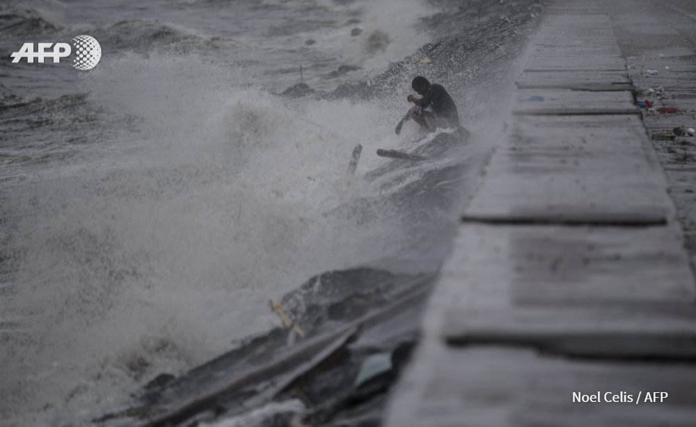 Strong waves caused by Typhoon Yutu...