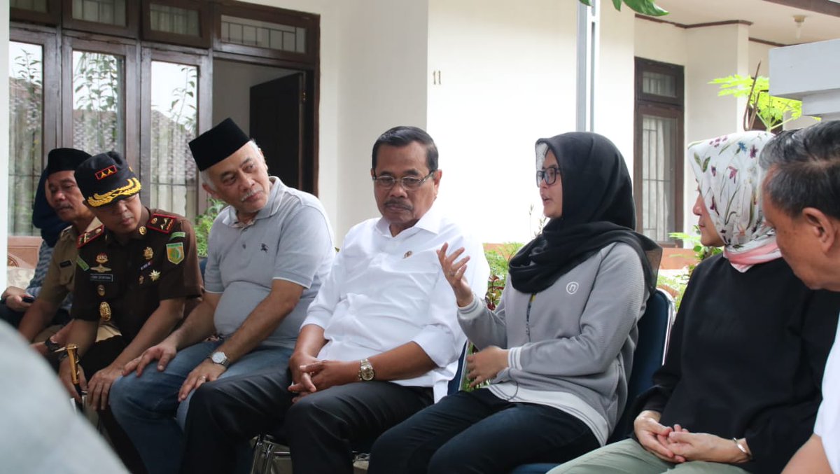 KejaksaanRI's tweet photo. Jaksa Agung RI, Dr. (H.C.) H.M. Prasetyo dgn didampingi para Jaksa Agung Muda mengunjungi rumah kediaman Andri Wiranofa dan Shandy Johan Ramadhan, penumpang pesawat Lion Air #JT610 Rute Jakarta-Pangkal Pinang yg jatuh di perairan Karawang, Jabar pd senin pagi kmrn. #KejaksaanRI https://t.co/7rXCrTNWVJ