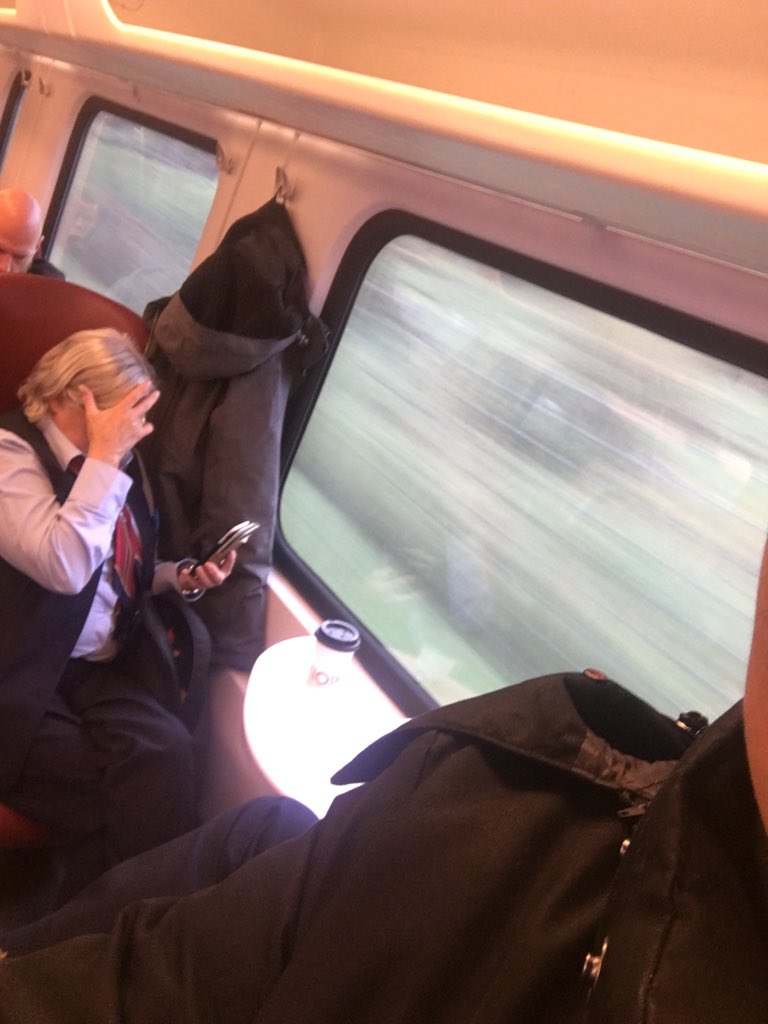 TonyReyner's tweet photo. Overvolle 2e&amp;1ste klas.2 werknemers ns blijven zitten.Betalende klanten moeten blijven staan?Dame met handicap laat men staan!Schandalig! Ik?Ik sta!
NS leer je personeel om klanten voor te laten gaan!Trein10.03 Haarlem->Amsterdam #klantvriendelijk #trein #ns #haarlem #service https://t.co/JlE22xthvB