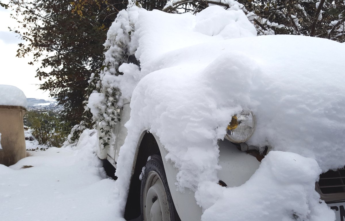 Nous étions dans une ambiance alpine hier et soir et ce matin ❄️⛄ ! Ces photos ont été prise à la Tour-en-Jarez au nord de #SaintEtienne, regardez cette couche de neige d'au moins 15 cm 😲😊 (sur la deuche 😄) !!! 
#meteo #neige