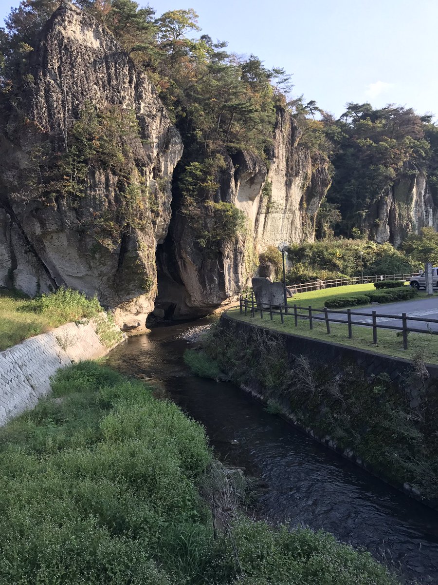 吉原じゅんぺい この地下の採石場のすごいところは 人間が石を一つ一つ切り出していった結果 作り出された空間というところ しかも 最初のころは 本当にツルハシなどを使った手作業だったという驚愕の事実 昭和に入って 徐々に機械化されるん