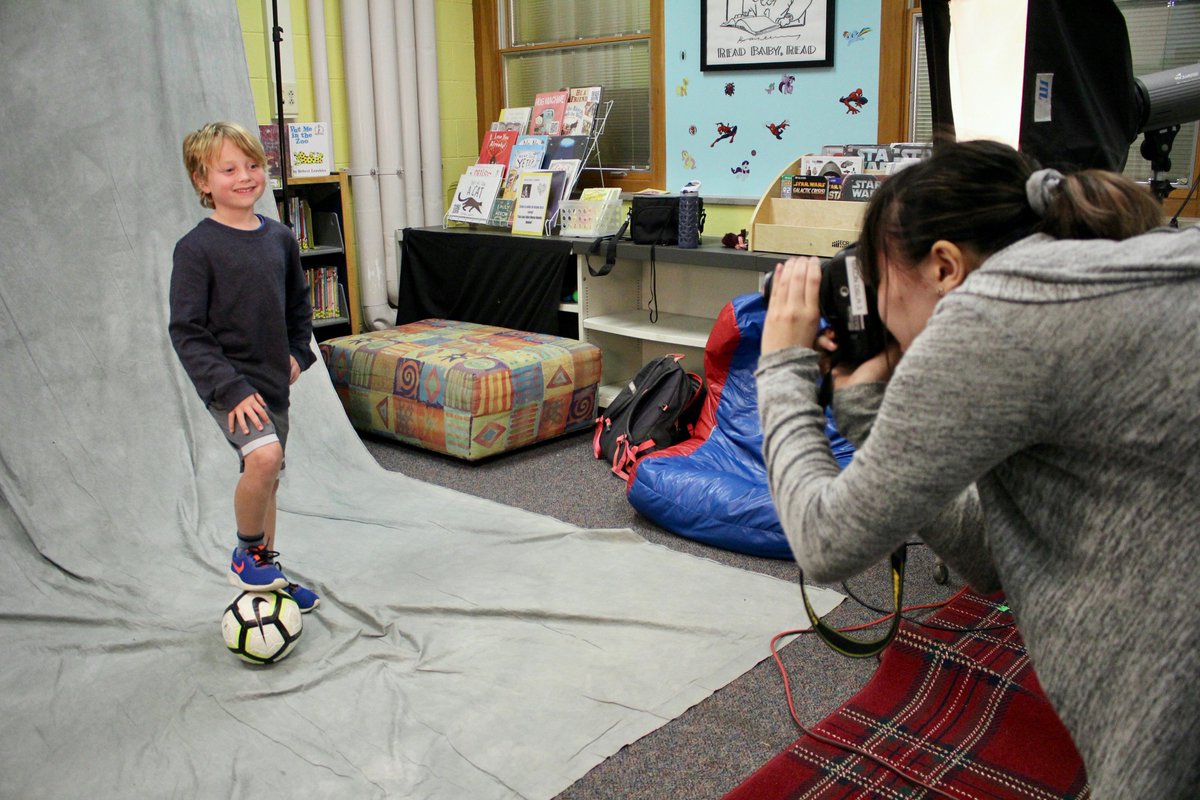 UA_Schools's tweet photo. Lots of smiles as @ua_highschool advanced photo students collaborate with @WindermereElem on a wonderful #whatmakesmeME project ahead of a visit from the amazing @ktparkerphoto next month! #ServeLeadSucceed https://t.co/28sR5k7a55