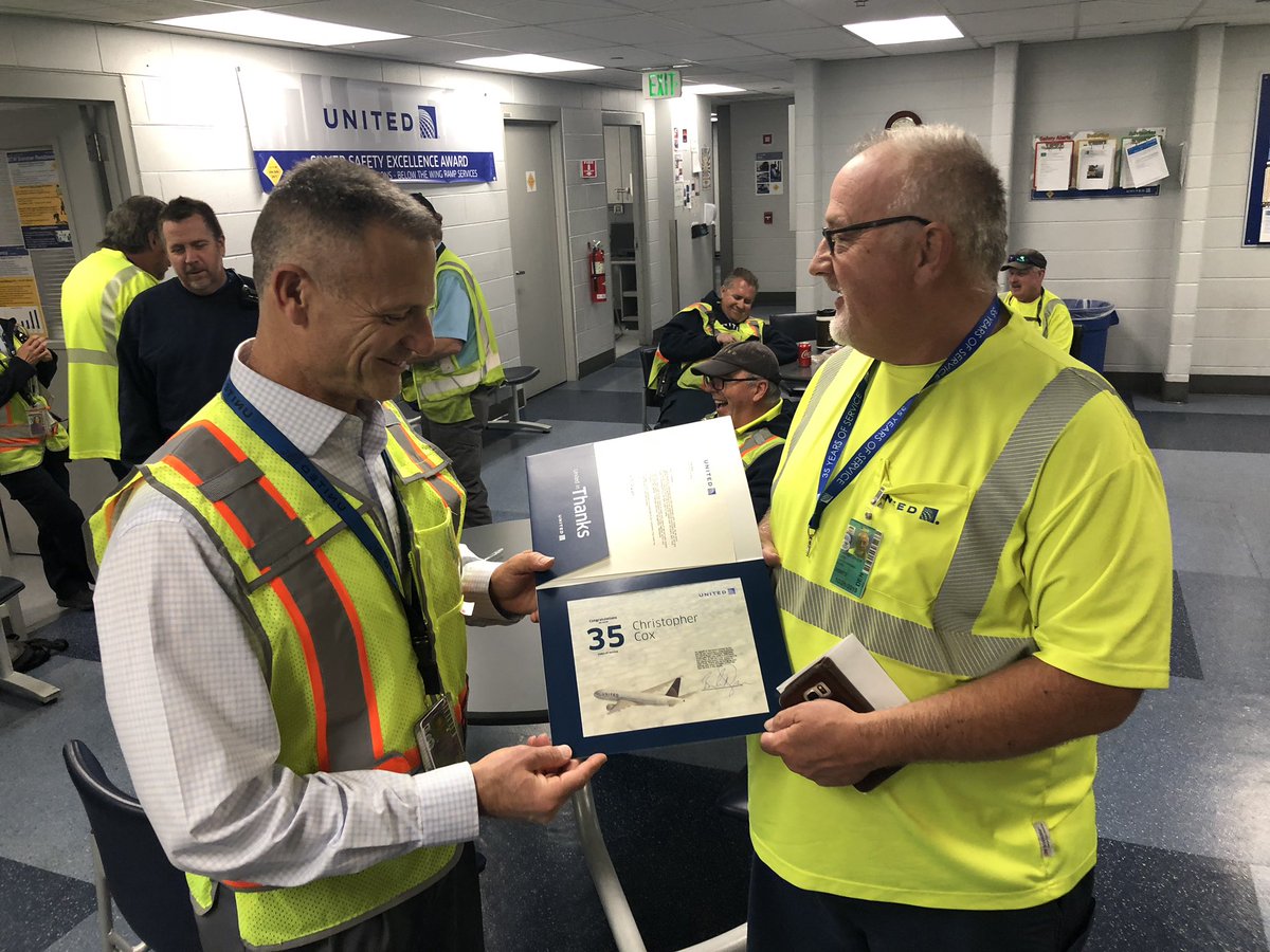 A big Congrats to Chris Cox for his 35 year anniversary with United! @weareunited @bnogues @rad2956 @ItsMims2u @DarrelMorrison5 @Friendly_Skys #RockingTheRockies