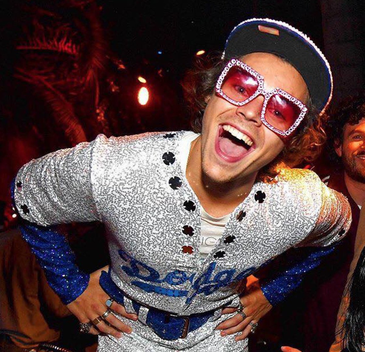 eltonofficial's tweet image. Have any of you ever dressed up as Elton for #Halloween? @Harry_Styles did this year and we're LOVING his Dodger Stadium costume! 🎃

📷: @KevinMazur