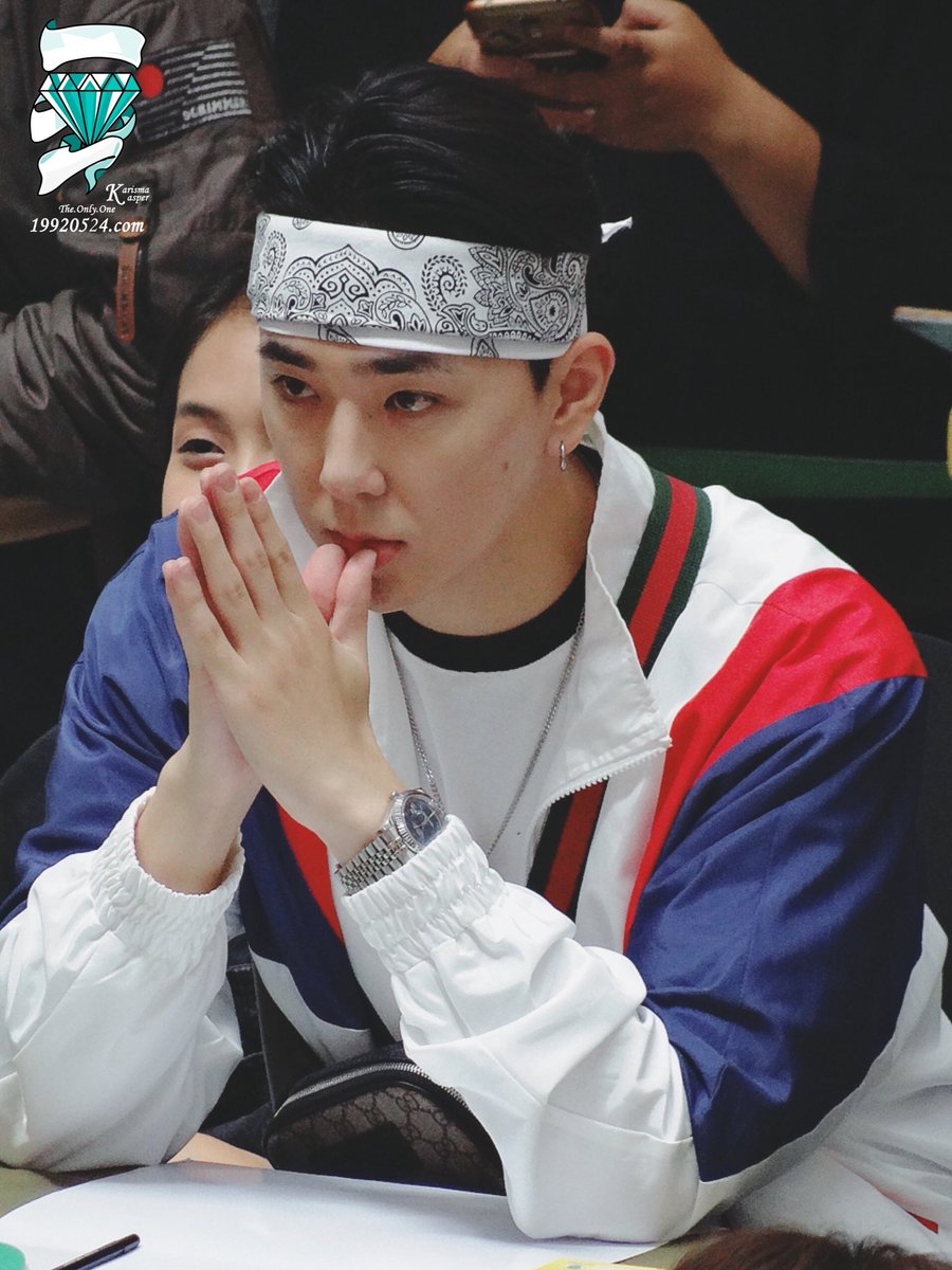 19920524com's tweet photo. Always serious when it comes to work💪🏻🔥 https://t.co/2k8M2uW8hR