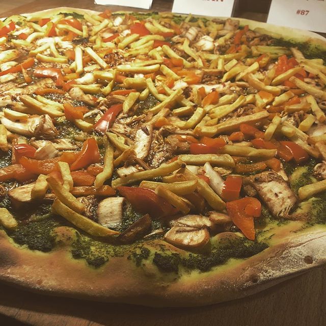 ron_telesky's tweet photo. This is for the Vegans:
Basil Pesto, Fries,Canadian Kimchi,Peppers
#rontelesky #pizza #foodblogger #kreuzbergpizza #foodporn #vegan #veganberlin #foodie #kreuzberg #veganfood https://t.co/sz2BZl1hI9 https://t.co/knxSH7W9py