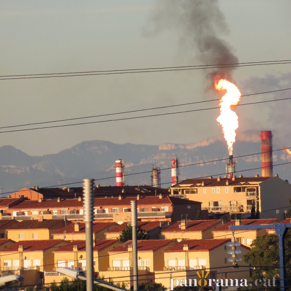 La impossible convivència entre població i grans indústries descontrolades al Camp de Tarragona. Foto: Perafort i <a href="/Repsol/">repsol</a>
