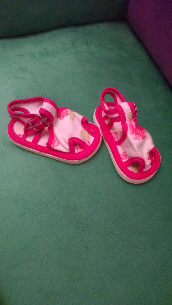 barbieyro's tweet photo. Sandalia floreada talle 17 $130 https://t.co/AyTROT12fP