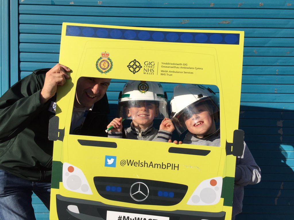 CommunityGtwy's tweet photo. Two lovely lads in #Grangetown learning important life-saving skills and when to phone an ambulance with @WelshAmbulance at #GrangePavilion as part of #SafetyWeek2018 https://t.co/XV2AKxoxXQ