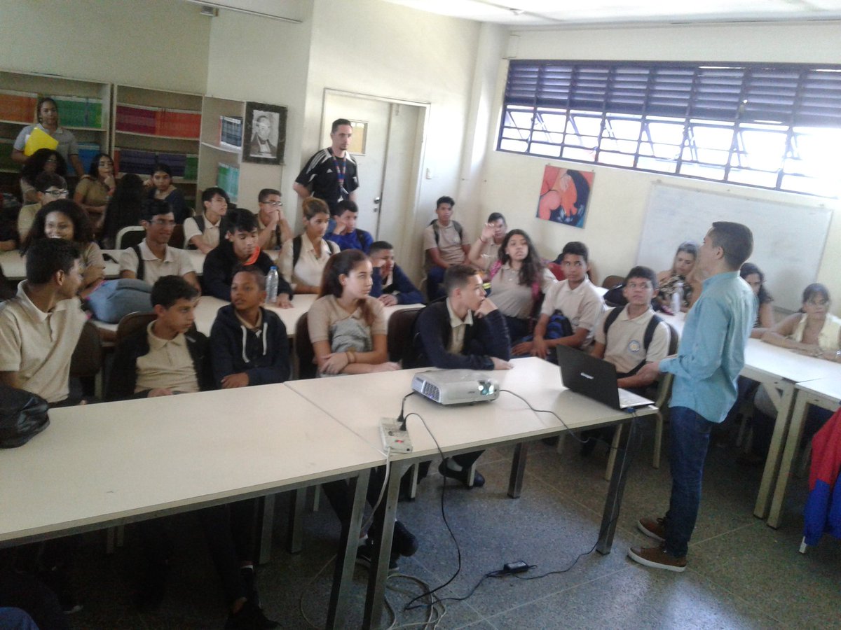 UnefaAsobies's tweet photo. #UNEFA en el Liceo, #ASOBIES dando su apoyo junto al personal de #VASyPC en el Liceo Bolivariano Julio Bustamante. https://t.co/kUO3qlQnSq