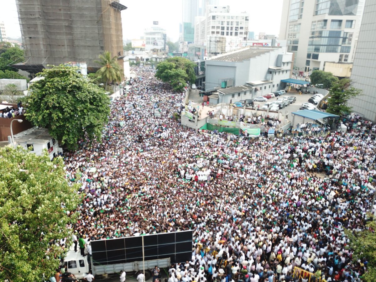 SriLankaTweet's tweet photo. Thank You 🙏 @RW_UNP @officialunp organizers for the peaceful protest!
✅No clashes 
✅No public property damages
✅Cleaned the roads 
#LKA #SriLanka #PoliticalCrisisLK #ConstitutionalCrisisSriLanka https://t.co/XEJdRInAFW