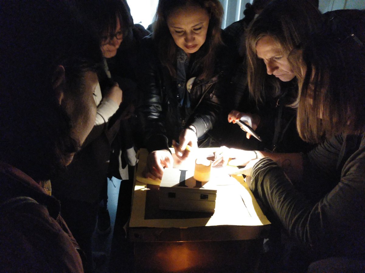 BetlemCuesta's tweet photo. Famílies: molt més que espectadores! Cocreadores de situacions d'aprenentatge. Gràcies infinites per venir i per aprendre amb nosaltres. #ProjectesAmbits
Els anys obscurs: el joc. @ielesvinyes @AlisalvadorEF https://t.co/AXsspUruFw