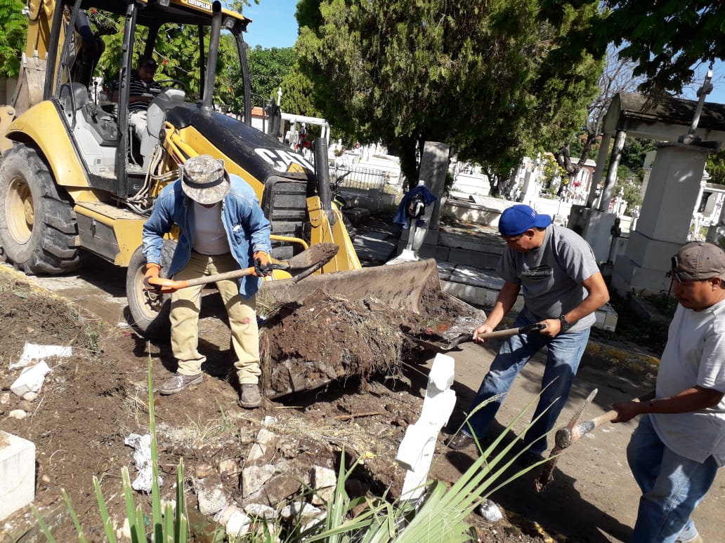 Previo a la celebración del Día de Muertos, cuadrillas de empleados municipales hicieron limpieza de basura y "yerba" en  el panteón del Cero Morelos y en el De la Cruz. Por su parte la Secretaría de Salud del gobierno estatal envió cuadrillas de fumigación.

 #síVic #CdVictoria