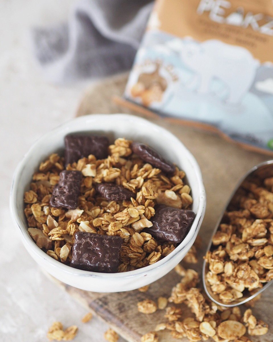 A dreamy breakfast this morning with homemade salted caramel granola topped with <a href="/PeakzUK/">Peakz (❄️,❄️)</a> Salted Caramel Chocolate Squares!
