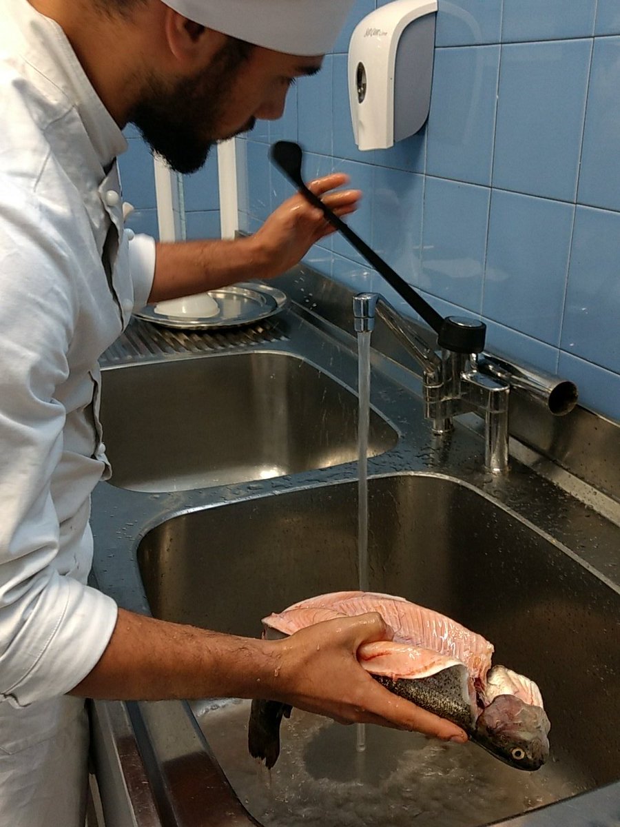 SA_Rieti's tweet photo. Finalmente all'opera con lo #chef Maurizio Serva. La prima delle due #Masterclass per trasformare uno dei tesori del territorio di Rieti in una nuova ricetta. @SA_Rieti @SA_Bracciano aspettando lo #showcooking per svelarla. @RietiDigital @LazioInnova https://t.co/a024eugexP