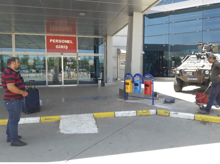 evrekoruma5's tweet photo. Şanlıurfa  GAP Havalimanının biriktirmiş olduğu atık kağıt ve kartonları anlaşmalı olduğumuz lisanslı firma tarafından alındı.Havaalanı Müdürü Mehmet Münir Uludağ ve Çevre sorumlusu Uğur Gunaydın’a teşekkür ederiz
#Geri #Dönüşüme #Sen de #Bir El At, #Geleceğe Güç Kat... https://t.co/xih9Fhgd1H