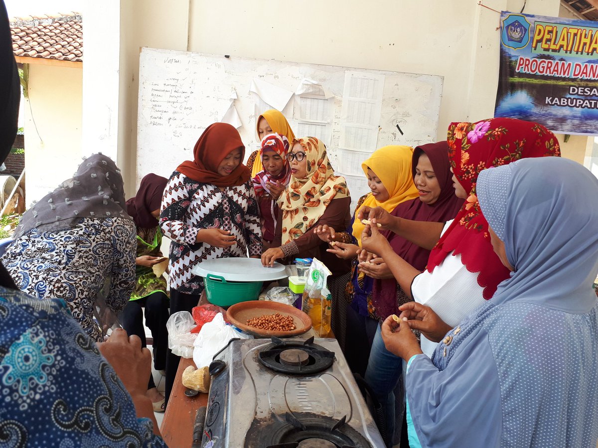 wiwiet_rasti's tweet photo. Pelatihan produk unggulan pangan di Desa Sekidang 30 Okt 2018 #KecSambeng #KabLamongan #tppilamongan #TPPIJawaTimur #ManfaatDanaDesaLamongan @jokowi @EkoSandjojo @taufikmadjid71 @fachrilabalado @tppindonesia @kpw4jatim @DewantoAndry @Wanut_Susisno @Iskandar__NH @EDwimaretno https://t.co/7oM6jllk1w