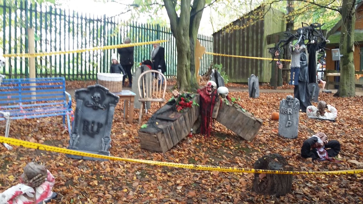 ReachOutB7's tweet photo. Day 2 - We're at Wonderland, where it is both spooky and chilly! https://t.co/kQzYR0VRAc