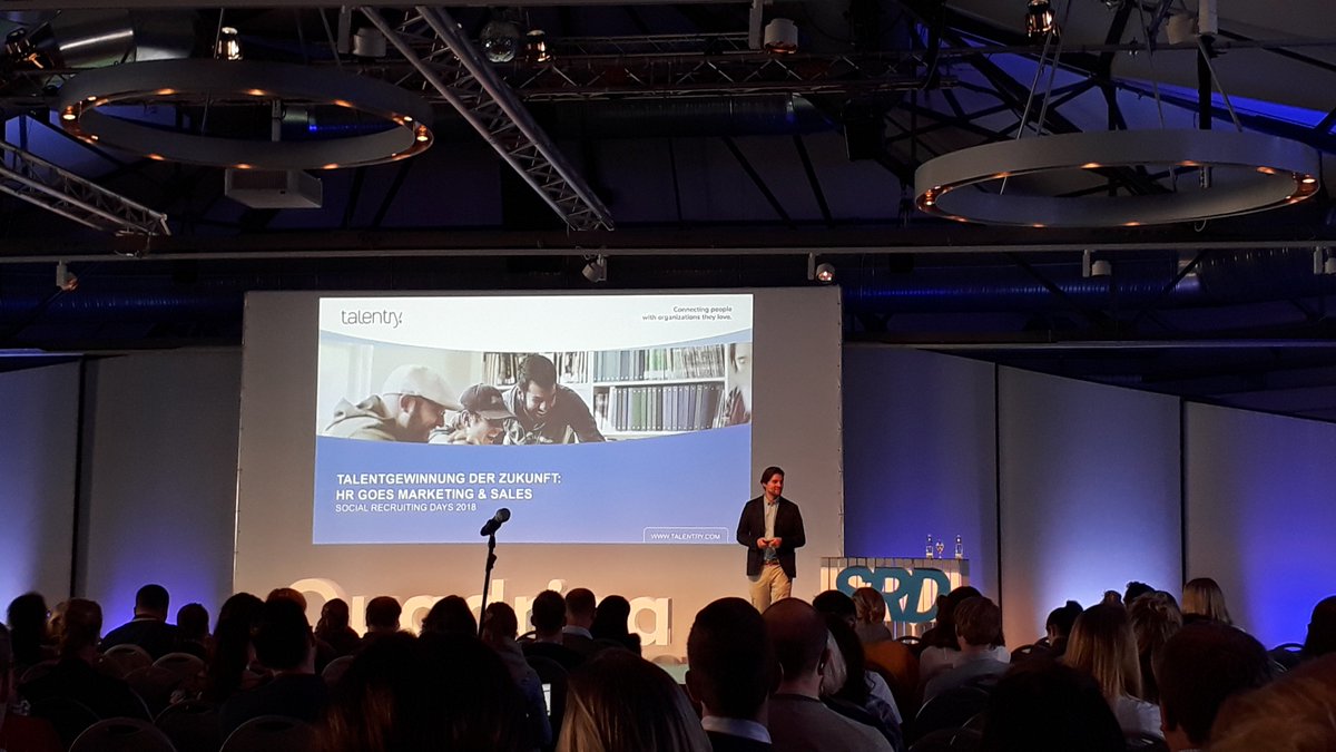Talentry's tweet photo. Live on stage: Carl Hoffmann über die Talentgewinnung der Zukunft auf den Social Recruiting Days #srd18 #digitalesrecruiting #fullhouse https://t.co/gin1xaqja3