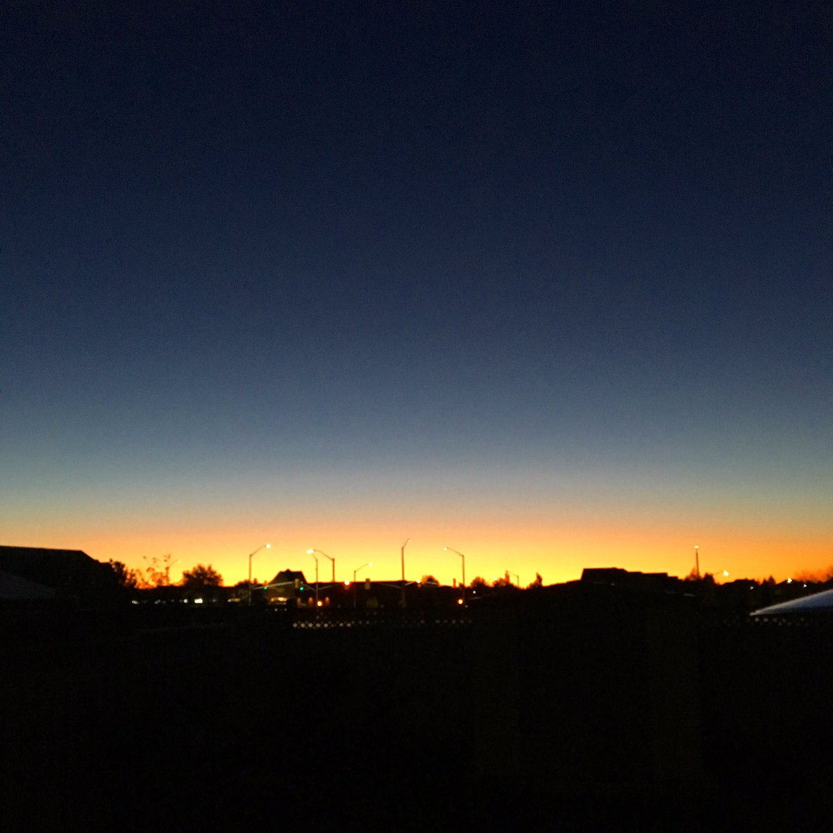 jaguarrl's tweet photo. Good morning sunshine! #SunriseNeverGetsOld #Sunrise #oakville #Fall #FallMorning https://t.co/9QFV026O1s