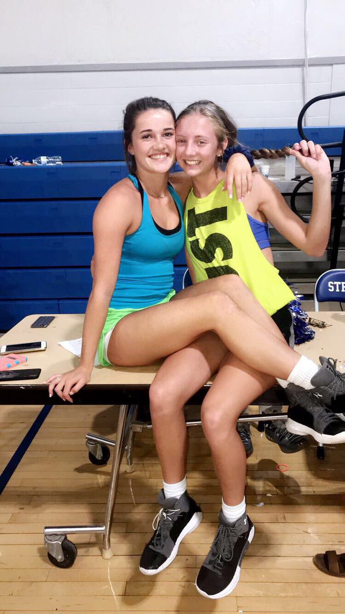 ReseLesli's tweet photo. HAPPY BIRTHDAY @AudrainReaghan I LOVE YOU SO SO MUCH!!!! have the best day bb!💚💛💙💜 #big16!!!! https://t.co/YdhMPVxp4z